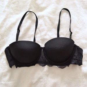 CALVIN KLEIN Black strapless baclonette lace bra 30D